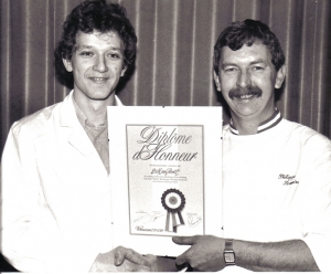 F25 Dick van Asselt ontvangt bakkersdiploma, 1989